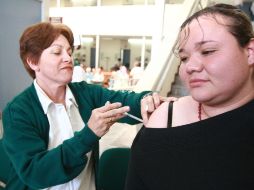 La meta del IMSS Jalisco para este periodo invernal planea la aplicación de 768 mil 978 vacunas anti influenza estacional. ARCHIVO  /