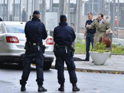 Policías suecos acordonan la embajada de EU en Estocolmo tras la aparición de una carta que contenía polvos blancos sin identificar.EFE  /