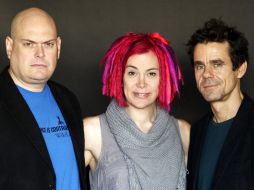 Los hermanos Wachowski y Tom Tykwer (d) hablan de su nueva obra de arte. AP  /