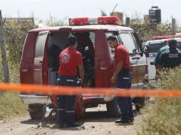 Elementos del Instituto Jalisciense de Ciencias Forenses acudieron para realizar el levantamiento de los cuerpos.  /