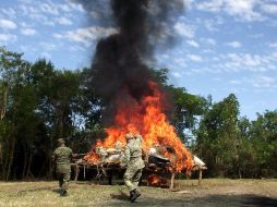 La quema de los narcóticos fue presenciada por personal del Ejército. ARCHIVO  /