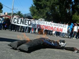 La acción es muestra de apoyo a sus compañeros detenidos en Michoacán. EL UNIVERSAL  /