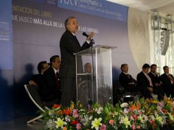 Emilio González ennumeró logros de su gobierno en materia social durante la presentación de un libro hoy por la mañana.  /