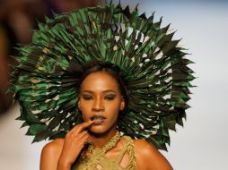 Una modelo presenta una creación del diseñador francés, Jean Paul Gaultier, durante el Cali Exposhow. AFP  /