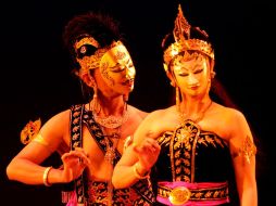 Los bailarines protagonizaron con sus movimientos una historia de amor y guerra, dividida en cuatro escenas. XINHUA  /