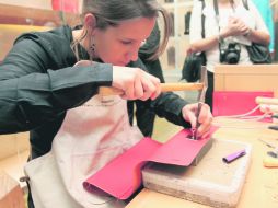 La artesana francesa Eloise Megret visitó Guadalajara, para mostrar el trabajo manual de la firma de modas Hermès.  /