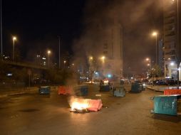 Unas llantas y contenedores bloquean una calle en el área de Cola en Beirut durante una protesta tras el atentado perpetrado. EFE  /