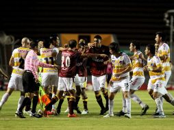 Los dos equipos terminaron con varios expulsados luego del combate. MEXSPORT  /