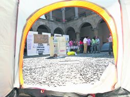 Los empleados en plantón denunciaron la emergencia económica que significa para ellos no haber cobrado, hasta ahora, dos quincenas.  /