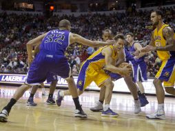 Steve Nash, de los Lakers (c) trata de pasar con el balón frente a Francisco Garcia, de Sacramento. REUTERS  /