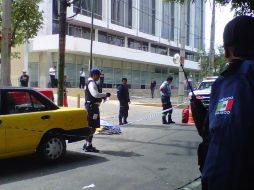 Agentes viales cerraron el paso de López Cotilla, a la altura de Américas, para que peritos pudieran trabajar.  /