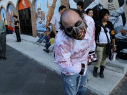 Zombis de todas las edades invadieron las calles de Guadalajara.  /