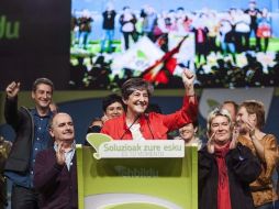 La candidata a Lehendakari por Bildu, Laura Mintegi (c), celebra los resultados obtenidos. EFE  /