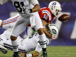 Ninkovich (50) le quita el balón a Sánchez para asegurar la victoria de los Patriotas. REUTERS  /