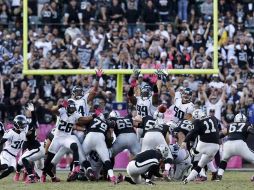 Janikowski (11) conecta elgol de campo de la victoria de los Raiders. AP  /