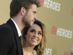La cantante y actriz Miley Cyrus contemplando a su novio, Liam Hemsworth. ARCHIVO  /