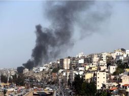 Columna de humo en el barrio de Bab al Tebaneh. AFP  /