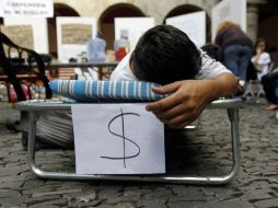 Como protesta por la falta de pago, trabajadores del Congreso pusieron a la venta varios artículos en el patio central del Legislativo.  /