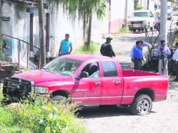 Escena de la agresión. La camioneta en que viajaban los agentes presentaba varios impactos de bala.  /