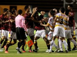 Imagen del momento de las agresiones entre los jugadores. ARCHIVO  /