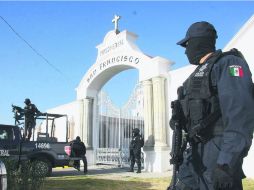 Policías federales, militares y agentes municipales resguardan la entrada y el interior del Panteón San Francisco, en Pachuca. NTX  /