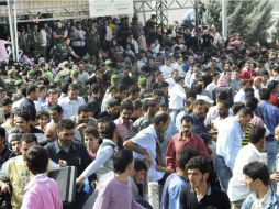 Sirios esperan para regularizar sus papeles y regularizar su situación. EFE  /