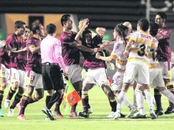 Riña. A nueve minutos del final del partido, se presentó la batalla campal tras una falta sobre Eduardo Lillingston (centro). ARCHIVO  /