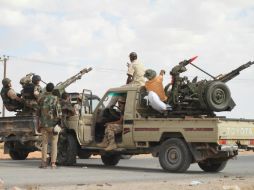 Enfrentamientos entre fuerzas de seguridad libias y combatientes aún leales al derrocado y muerto líder Muamar Gadhafi. EFE  /