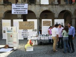 Los trabajadores supernumerarios mantendrán su plantón por tiempo indefinido. ARCHIVO  /