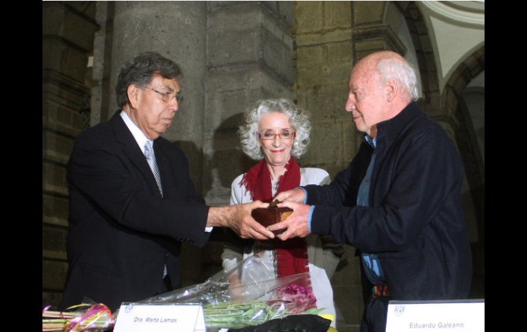 Cuauhtémoc Cárdenas entregó el premio Amalia Solórzano de Cárdenas 2012 a Eduardo Galeano y Marta Lamas en el Palacio de Minería. NTX  /