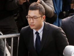 Lee Si-hyung, único hijo del presidente surcoreano, Lee Myung-bak, llega a la oficina del procurador general. EFE  /