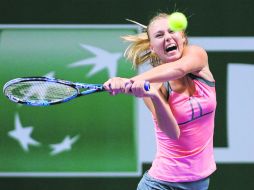 Fuerza. Maria Sharapova realiza una devolución ante Agnieszka Radwanska. AP  /