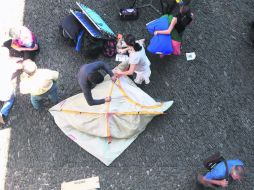 Recogen plantón. Los empleados en protesta por la falta de sueldos se llevaron ayer su campamento del patio del Congreso.  /