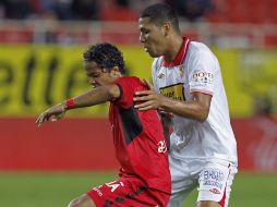 Giovani Dos Santos (i) lucha un balón con Edwiges Maduro en el pasado partido ante Sevilla. ARCHIVO  /