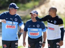 Vucetich (izq) charla con Humberto Suazo luego del entrenamiento del Monterrey. MEXSPORT  /