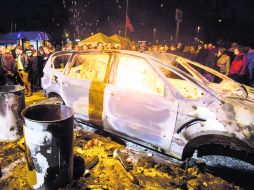 Mala rodada.- Trabajadores y sus familias protestan a las afueras de la planta de Ford en Genk en Bélgica. EFE  /