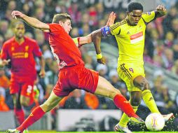 Samuel Eto’o , ahora con su nuevo equipo ruso, Anzhi, visitó el campo de Anfield, donde se topó con Steven Gerrard del Liverpool. AFP  /
