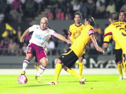 Rodrigo Ruiz, capitán de Tecos, disputa un balón con Juan Manuel García Zavala, durante el juego de anoche en Zapopan.  /
