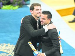 Íker Casillas, con el Madrid, como Xavi Hernández, en el Barcelona, ganadores del “Príncipe de Asturias”, son héroes en sus clubes. AP  /