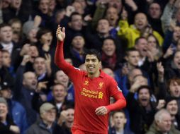 El Liverpool inició dominando el partido, y en el minuto 14, cayó el primer gol de la noche, con un disparo de Suárez. AP  /