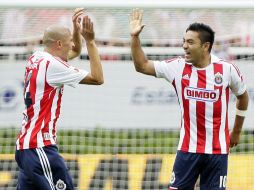 Enríquez y Fabián celebran el segundo gol de Chivas en el Clásico tapatío. EFE  /