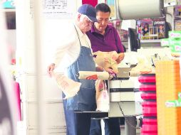 Un adulto mayor en un súper tapatío. Las dependencias estatales ofrecen asesoría a las empresas para sus contrataciones.  /