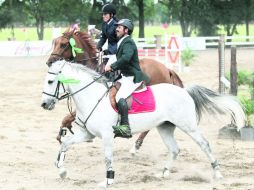 Ganadores. Felipe Tejeda, a lomos de ''Zorra'', acompañado por Elena Guerrero, a lomos de ''Cascajal''.  /