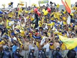 La afición azulcrema celebra la victoria y calificación de su equipo en Ciudad Universitaria. ARCHIVO  /