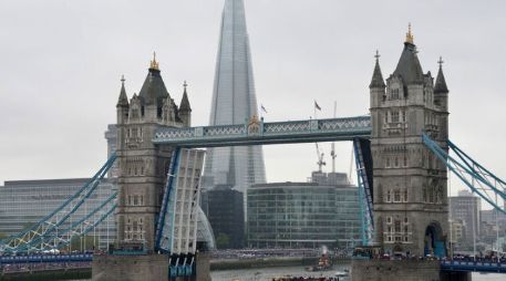 El matemático nunca ha pisado Londres, a través de google maps está realizando sus cálculos. ARCHIVO  /