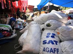 La comercialización de mercancía ilegal afecta la economía e industria mexicana, señala el SAT. ARCHIVO  /