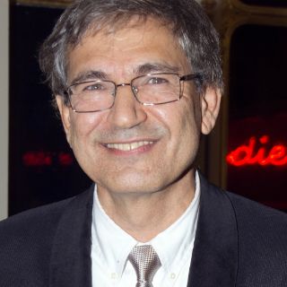 Francia condecora con la Legión de Honor a Orhan Pamuk