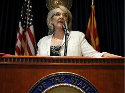 La gobernadora Jan Brewer emitió una orden para preparar a los agentes sobre cómo deben aplicar la ley. ARCHIVO  /