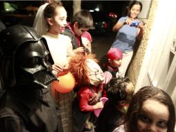Un ejemplo del uso correcto sería ''Durante Halloween los niños van de casa en casa pidiendo dulces''. ARCHIVO  /