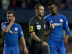 Clattenburg (c) está acusado de haber sido racista contra John Obi Mikel (d) y ofensivo con el español Juan Mata (i). ARCHIVO  /